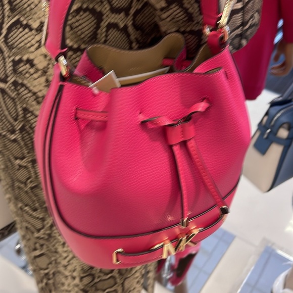 MICHAEL KORS 
Reed Md Pebbled Leather Bucket Bag Satchel Crossbody Handbag
NWT - Picture 3 of 16